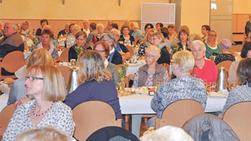 In der Dorfgemeinschaftsanlage in Bunde nahmen heute Vormittag 150 Frauen und zwei Männer an der Veranstaltungsreihe »Auszeit« teil. Referentin Andrea Schulz (vorne links im Bild)aus Achim sprach über das Thema »Mit Zuversicht den Alltag meistern«.  © Foto: Boelmann