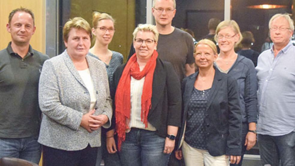 Diskutierten intensiv (von links): Marc-Oliver Cyganek (Physiotherapeut in Leer), SPD-Landtagsabgeordnete Johanne Modder, Sandra Meyer (Physiotherapeutin in Bingum), Klaudia Luitjens (Ergotherapeutin in Rhauderfehn), Markus Bley (Ergotherapeut in Leer), Sabine Cavic (Deutscher Verband für Ergotherapie), Angelika Langenhorst (Logopädin in Leer) und Edgar Lerch (Physiotherapieverband VDB). © Foto: SPD