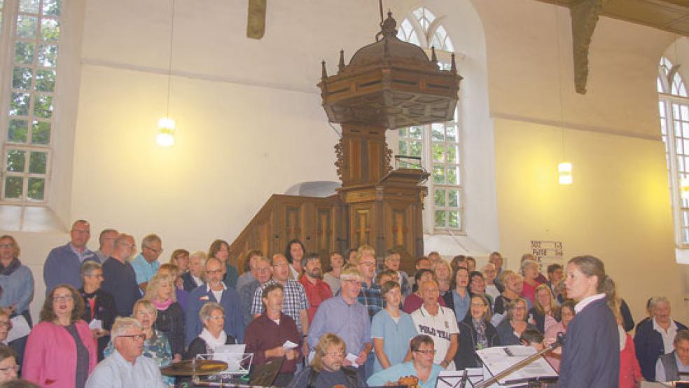 Frauke Tillmann - vorne im Bild - dirigierte den Projektchor in der Georgskirche in Weener. © Foto: Bassalig