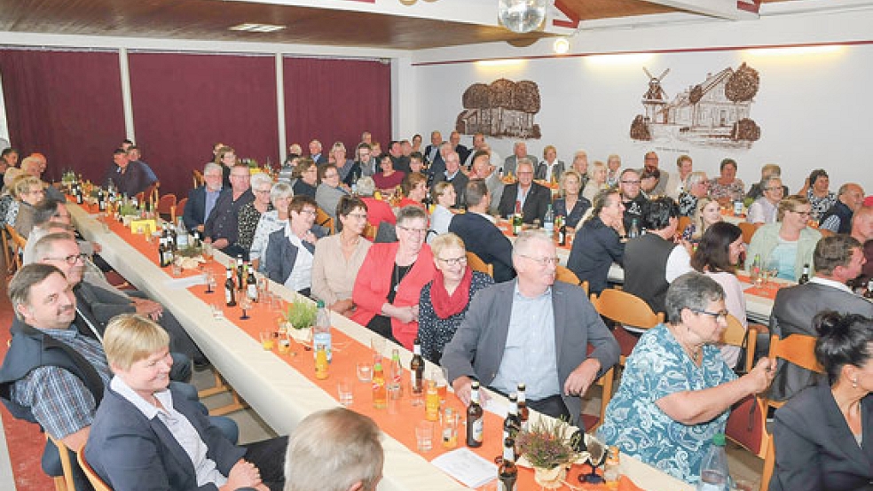 Viele Gäste kamen ins Dörphuus, um mit der Theatergruppe Möhlenwarf/Weenermoor zu feiern. © Foto: Wolters