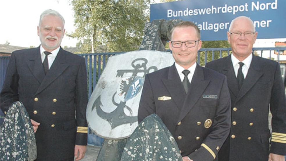 Die Betriebsführung des Materiallagers der Bundeswehr in Weener gibt Richard Wolf an Alexander Heinze ab - mit den besten Wünschen vom Leiter des Bundeswehr-Depots Nord in Wilhelmshaven, Lothar Koch (im Bild von links). © Foto: Szyska
