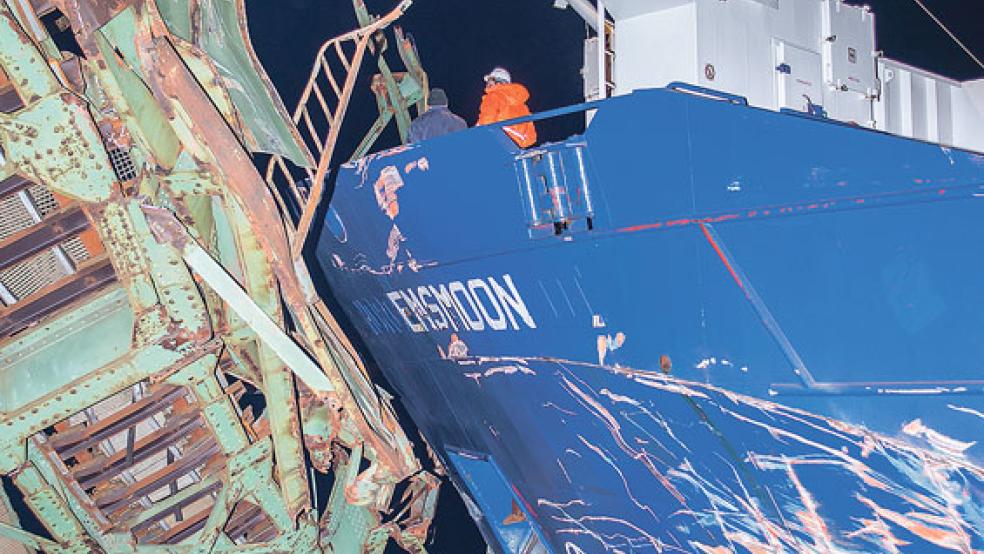 3. Dezember 2015: Das Frachtschiff »Emsmoon« hat um 18.20 Uhr die geschlossene Klappe der Friesenbrücke in Weener gerammt. Seither klafft eine Lücke in der Brücke, die für Züge, Radfahrer und Fußgänger nicht mehr nutzbar ist. © Foto: Mentrup