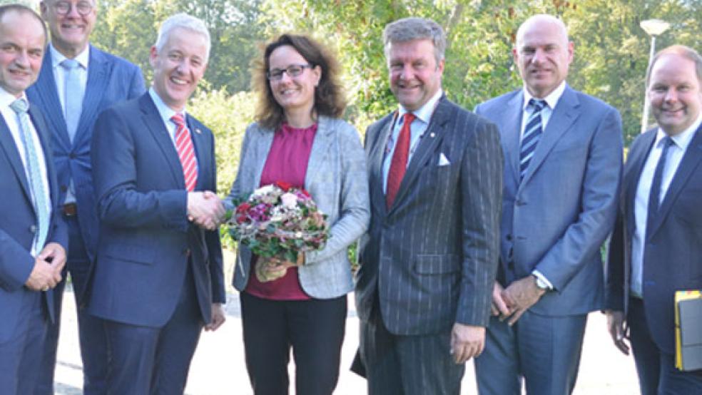 Die neue EDR-INTERREG-Geschäftsführerin Ilona Heijen mit (von links) ihrem Vorgänger Hermann Wessels, Lambert Zwiers (EDR-Vorstand), Matthias Groote (EDR-Vorsitzender), Bert Bouwmeester (stellvertretender EDR-Vorsitzender), Karel Groen (EDR-Geschäftsführer) und Johann Wimberg (EDR-Vorstand). © Foto: Rauch (EDR)