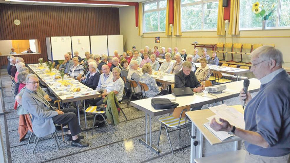 Organisator Gerhard Daalmeyer konnte wieder zahlreiche Senioren in der Aula der Grundschule begrüßen. © Fotos: Wolters