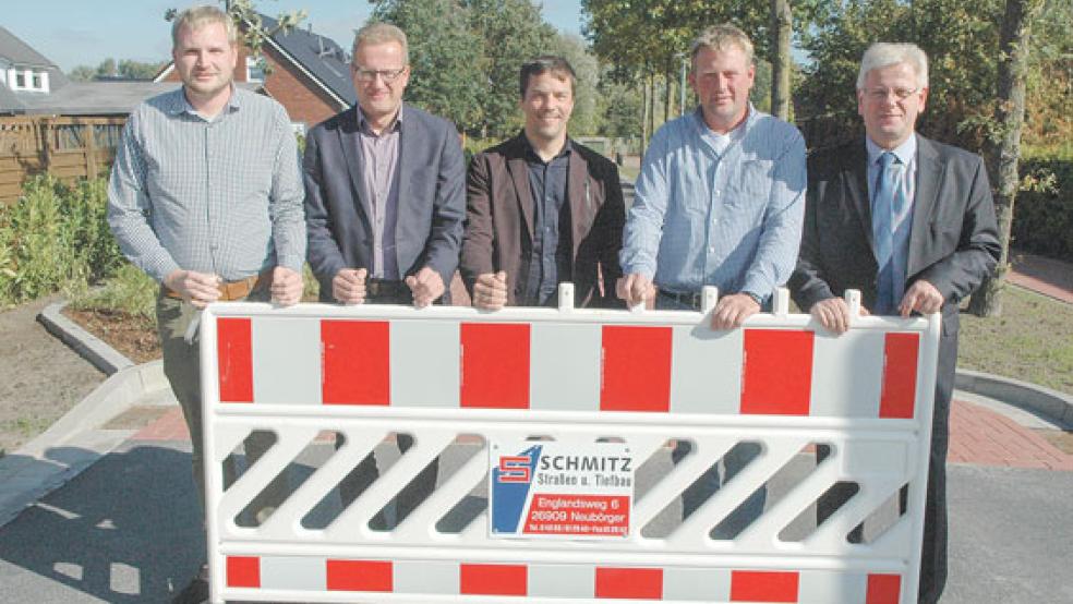 Über die Endabnahme freuten sich gestern (von links) Tiefbauingenieur Arnold Schulte vom Bauamt der Stadt Weener, Bauamtsleiter Andreas Sinningen, Axel Scheffler vom Ingenieurbüro Grote (Papenburg), Guido Schmitz, Geschäftsführer der Schmitz Straßen- und Tiefbau GmbH (Neubörger) und Weeners Bürgermeister Ludwig Sonnenberg.  © Foto: Szyska