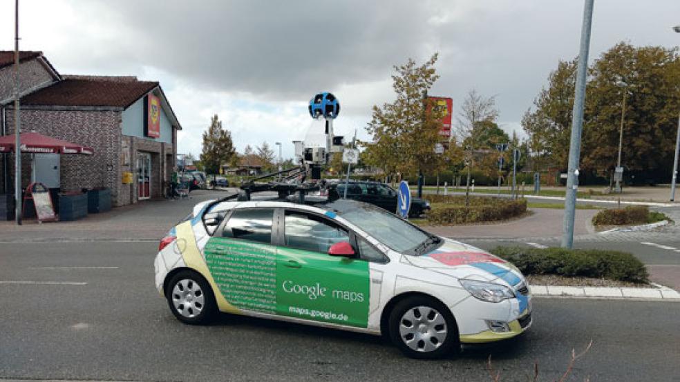 Am Kreisel in Möhlenwarf: Dieses Auto mit einer Dachkamera, die 360-Grad-Panoramaansichten ermöglicht, war dieser Tage im Rheiderland unterwegs. © Foto: Großpietsch