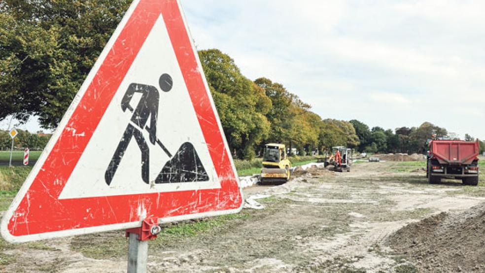 Zwischen dem Gewerbegebiet Bunde-West und dem Ortseingang von Bunde haben die Bauarbeiten für einen 300 Meter langen Radweg entlang der K 33 begonnen. © Foto: Boelmann