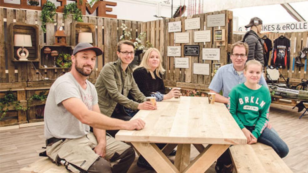 Aufbaupause: Das »Holz & Bau«-Team aus Weener mit Ingo Welp, Jessica Billker sowie Insa und Stephan Zimmermann mit Tochter Jule. Mit vier Mitarbeitern wird das Unternehmen täglich auf der Ostfrieslandschau vertreten sein.  © Foto: Hanken