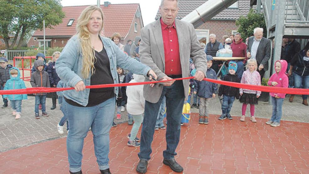 Die Vorsitzende des Freundeskreises Kindergarten Niederrheiderland, Katja Boekhoff, und der stellvertretende Bürgermeister und Vorsitzende des Ausschusses für Schule und Kindergarten, Helmut Plöger, schnitten zur Einweihung symbolisch ein rotes Band durch. © Fotos: Szyska