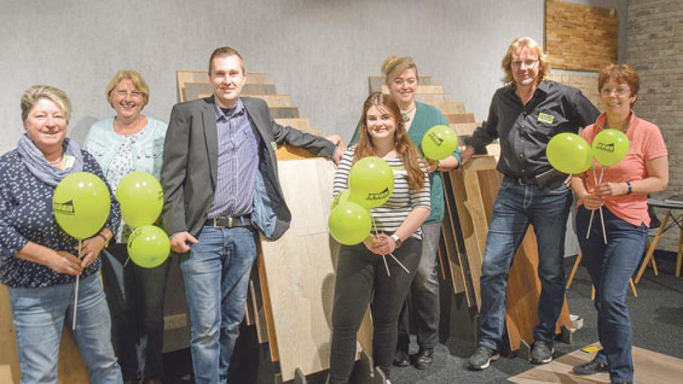 Filialleiter Herbert de Groot (Zweiter von rechts) und sein Team hießen die Kunden im neuen Markt willkommen. © Fotos: Himstedt