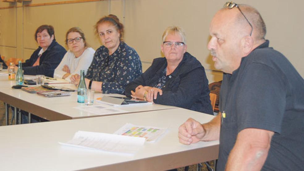 Die Küche der Lebenshilfe in Leer leitet Arnold Burlager. Hinten von links Bärbel Tösing von der Grundschule Weener und die Ratsfrauen Hannelore Wloka-Schoon, Frauke Boek und Hildegard Hinderks. © Foto: Hoegen