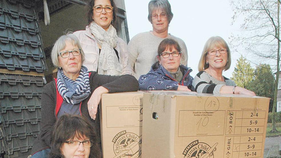 Die Helfer der Baptistengemeinde Weener beim Verpacken der Fracht-Kartons im vergangenen Jahr. © Foto: Szyska