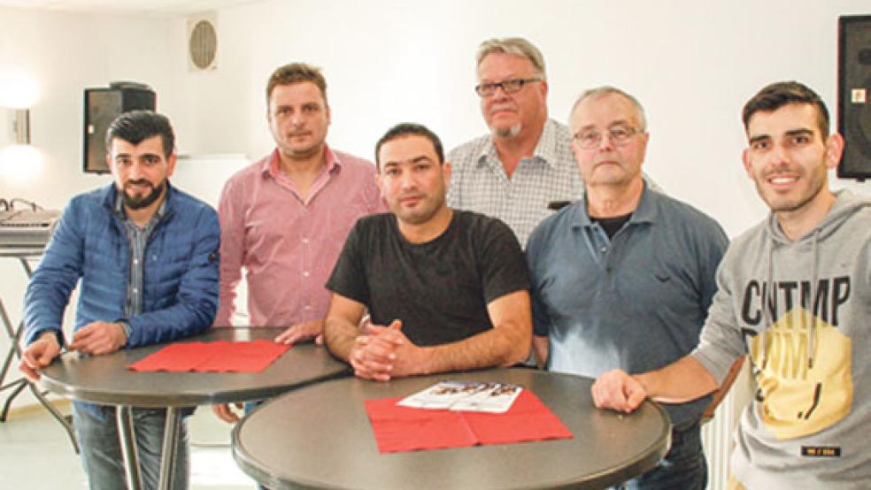 So bunt wie das Kulturfest ist hinsichtlich der Nationalitäten auch das Organisationsteam, bestehend aus (von links) Kawa Hajji (Kurde), Bedri Behrami (Kosovaner), Alaaddin Hussein (Syrer), »Hinni« Wurps und Christian Köller (beide Deutsche) und Ibrahim Mamo (Syrer). © Fotos: Kuper