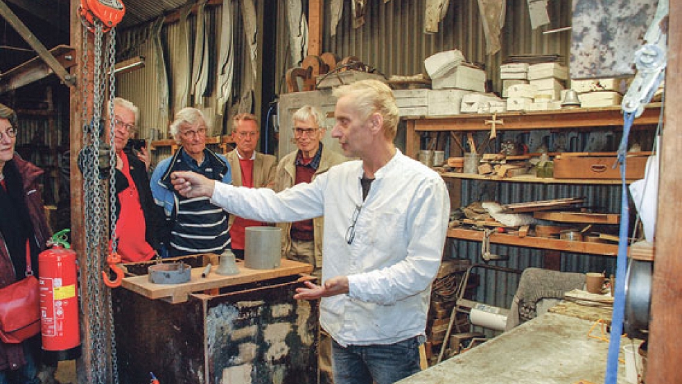 In seiner Werkstatt in Finsterwolde erklärte Simon Laudy den 50 Besuchern aus Utrecht die Kunst des Glockengießens.  © Foto: Kuper