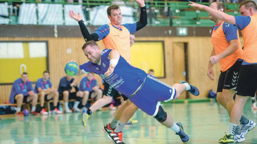 Nur selten agierte der TuS Holthusen so entschlossen wie hier Marcus Wilken (ohne Leibchen).  © Foto: Bruins