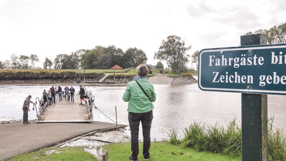 Die beiden Fährmänner Arnold Häger und Oliver Grensemann zogen am Sonntag zum letzten Mal in diesem Jahr die Pünte über die Jümme. Wegen Niedrigwassers mussten sie gegen Mittag eine Zwangspause einlegen. © Foto: Wolters