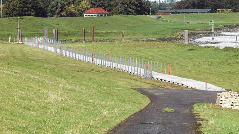 Weitgehend abgeschlossen sind die Arbeiten am Weg durch das Deichvorland zum Fähranleger bei der Schleuse in Weener. Die Bauabnahme durch Vertreter der Kreisverwaltung ist am kommenden Freitag vorgesehen. © Fotos: Szyska