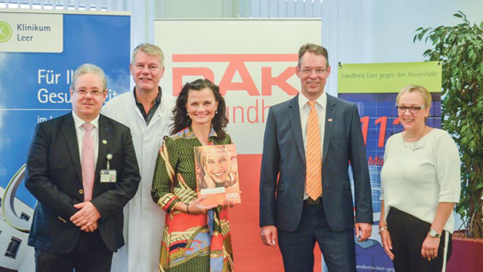 Trafen sich zum Austausch: (von links) Holger Glienke (Geschäftsführer Klinikum), Dr. med. Thomas Lübbers (Neurochirugie), die CDU-Bundestagsabgeordnete Gitta Connemann, DAK-Chef Norbert Loger und Sabine Fleßner (DAK).  © Foto: Muising