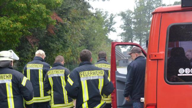 Laub und Holz in Brand geraten