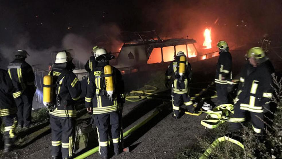 Beim Brand einer Luxusyacht im Emder Binnenhafen ist in der Nacht zu heute ein Sachschaden in einer geschätzten Höhe von rund 500.000 Euro entstanden. © Foto: Feuerwehr Emden