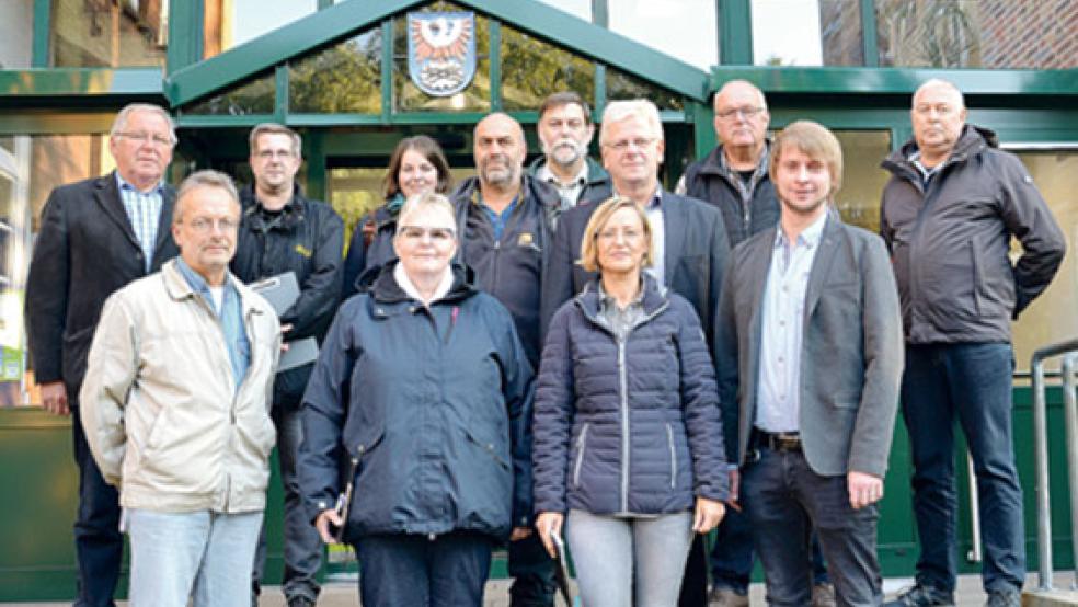 Die Baumkommission vor dem Rathaus der Stadt Weener (von links): Hermann Jans (SPD), Lutz Drewniok (UGFG), Joachim Steffen (Leiter Bauhof), Maria Bunger (Untere Naturschutzbehörde Landkreis), Hildegard Hinderks (CDU), Ingo Dirks (Bauhof), Jens Wolken (Forstamt Weser-Ems), Bettina Hickmann (Stadtverwaltung), Bürgermeister Ludwig Sonnenberg, Hartmut Manning (Imker), Stefan Schmitz (Stadtverwaltung) und Manfred Robbe (Vorsitzender Bau- und Umweltausschuss, SPD). © Foto: Stadt Weener