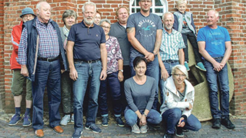 Die Helfer beim Aufbau des Pavillons zusammen mit Stefan Sinning (rechts), Vorsitzender des Mühlenvereins Jemgum. © Fotos: Kuper