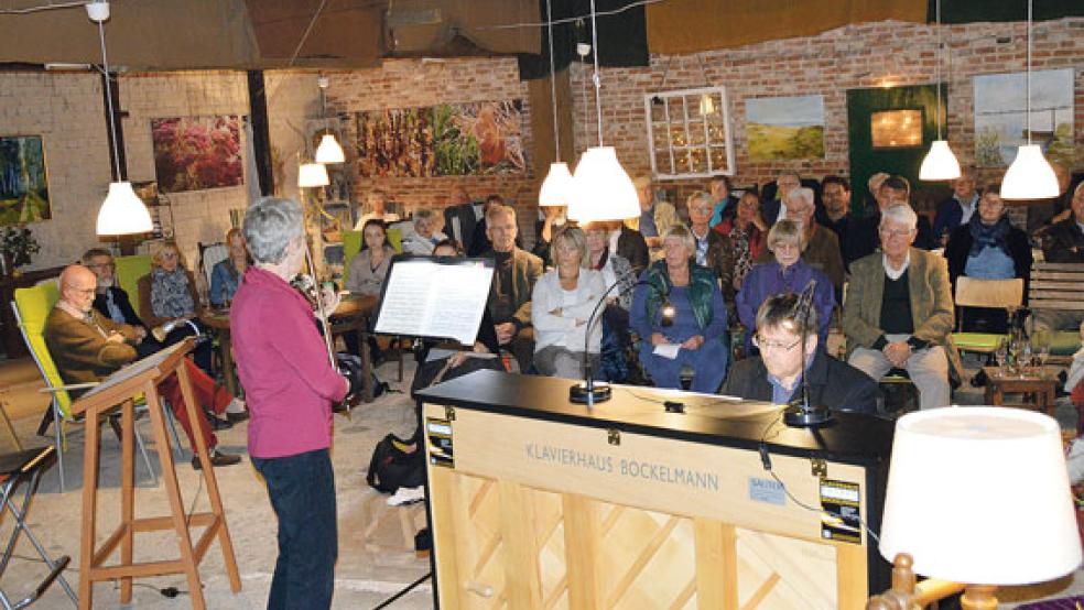 Beim Benefizkonzert für die Kirche auf Landschaftspolder kamen 500 Euro zusammen. Zwischen den klassischen Musik­stücken trug Thomas Klinghammer mit starker Stimme deutsche Literaturklassiker vor. © Fotos: Himstedt