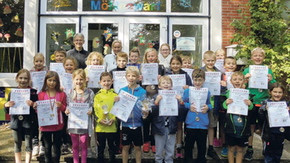 Auch die Grundschüler aus Möhlenwarf (Bild links) nahmen am Volkswandertag in Wymeer teil.  © Foto: Grundschule Möhlenwarf