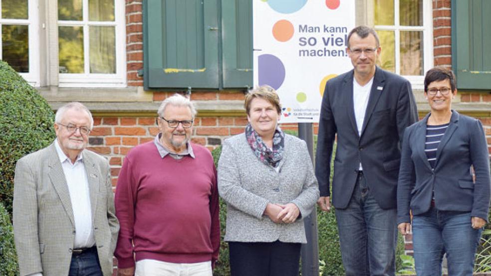Tauschten sich aus: VHS-Vorstandsvorsitzender Jörg Furch, sein Stellvertreter Hans Fricke, Hanne Modder, VHS-Leiter Detlev Maaß und Abteilungsleiterin Sabine Kasimir. © Foto: privat