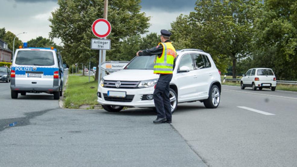 Die Nutzung von Handys am Steuer oder auch am Fahrradlenker kann ziemlich teuer werden und sogar zu Fahrverboten führen. Auch in Leer führt die Polizei Kontrollen durch. Bei dem Bild handelt es sich um ein Archivfoto. © Foto: RZ-Archiv