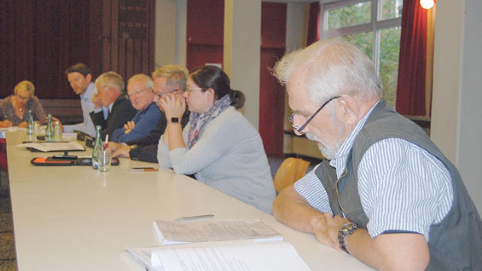 Fred Klinkhardt - im Vordergrund - als Sprecher des Freundeskreises Landesbühne im Rheiderland zog im Kulturausschuss jetzt eine Bilanz der Spielzeit 2017/2018. © Foto: Hoegen