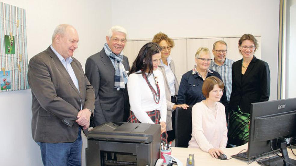 Die CDU-Bundestagabgeordnete Gitta Connemann und Bürgermeisterin Beatrix Kuhl schauten sich gemeinsam mit dem Vorstand des SoVD Leer die neue Beratungsstelle an. Von links Wilfried Heikens (Schriftführer), Jacobus Euhausen (2.Kreisvorsitzender), Gitta Connemann, Beatrix Kuhl, die Rheiderländerin Hildegard Hinderks (SoVD-Kreisvorsitzende), Gerhard Focken (Beisitzer) und die Beraterinnen Carmen Sollermann und Inga Flecken (sitzend).  © Foto: privat