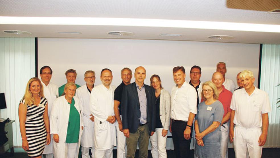 Freuen sich auf eine enge Zusammenarbeit: Ärztevertreter, Mitarbeitervertretung und Geschäftsführung des Borromäus-Hospitals Leer sowie Vertreter der Universität Oldenburg.  © Foto: Borromäus-Hospital