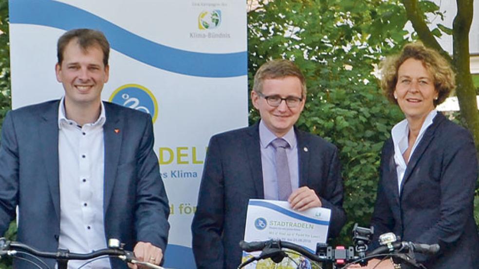 Bürgermeisterin Beatrix Kuhl - hier beim Auftakt der Aktion - freut sich über den Stadtradeln-Rekord. © Archivfoto: Stadt Leer