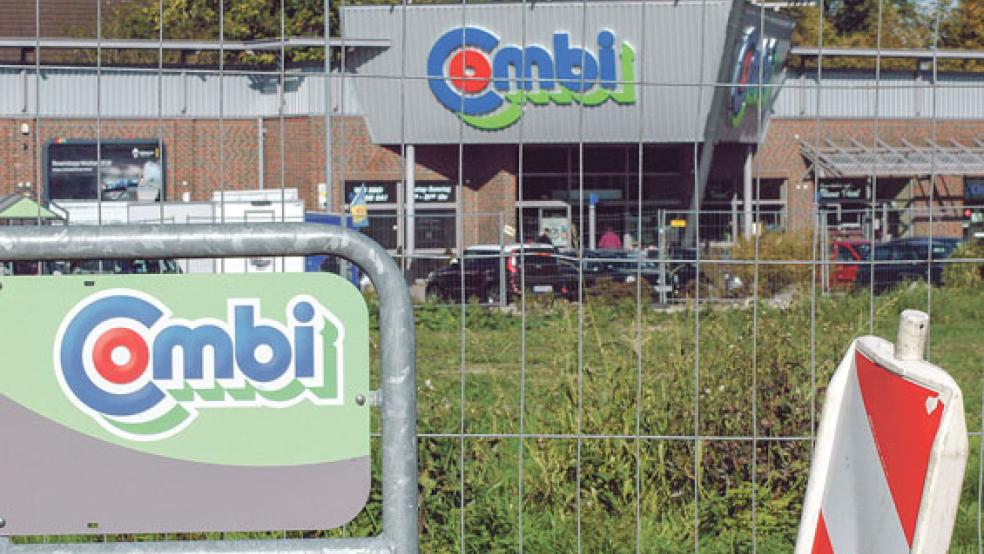Auf der freien Fläche vor dem »Combi«-Markt in Weener wird voraussichtlich ab April 2019 gebaut. © Foto: Szyska