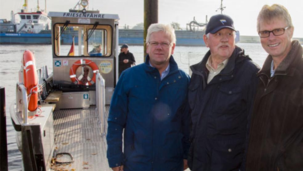 Erfolgreiche Jungfernfahrt: (von links) Bürgermeister Ludwig Sonnenberg, Kapitän Hans-Gerhard Bleeker und Eberhard Lüpkes. Geschäftsführer der Fährgesellschaft, am Anleger der Friesenfähre in Weener. © Foto: Hanken<br>t