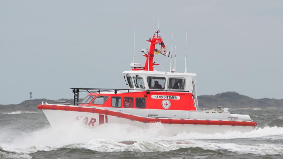 Der Seenotretter »Hans Dittmer« nahm eine schwer erkrankte Passagierin der Juist-Fähre »Frisia IX« an Bord. © Foto: DGzRS