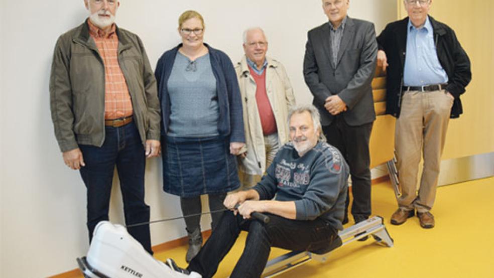 Sehr zur Freude von Ortsvorsteher Georg Huisinga (von links), der stellvertretenden Heimleiterin Martina Scheer, Kassenwart Hinrich Winterboer, Bürgermeister Gerald Sap und dem Vereinsvorsitzenden Jan-Dieter van Hoorn übergab DJ Otto Sap (unten) eine Spende von 1230 Euro. © Fotos: Himstedt