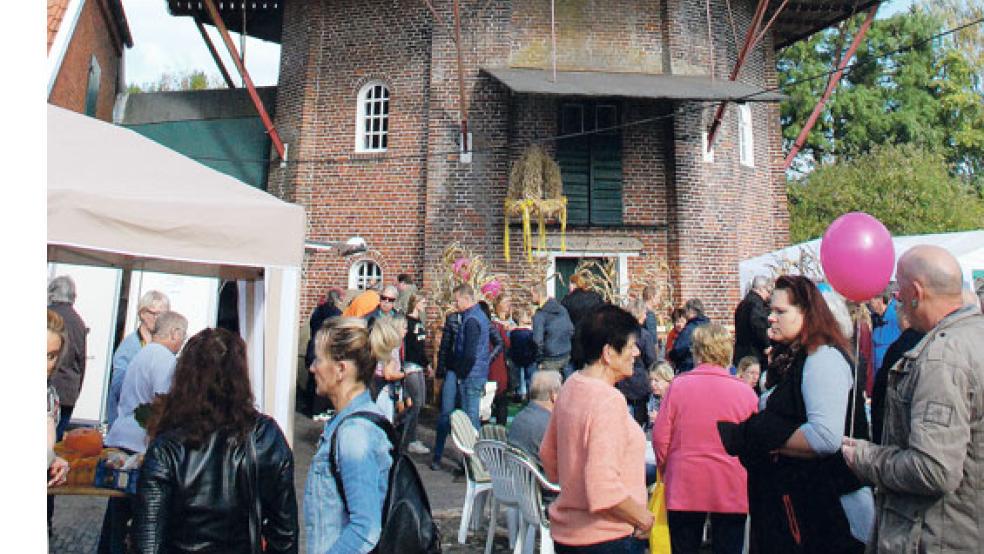 Hochbetrieb herrschte mittags unter der Mühle in Jemgum, wo der örtliche Mühlenverein mit vielen Gästen das Erntedankfest feierte. © Fotos: Kuper