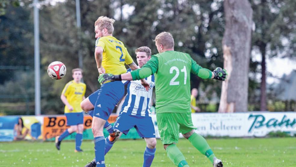 Sven Lüdemann (links) erzielte in der 76. Minute immerhin noch den 1:5-Ehrentreffer für den TuS. © Foto: Bruins