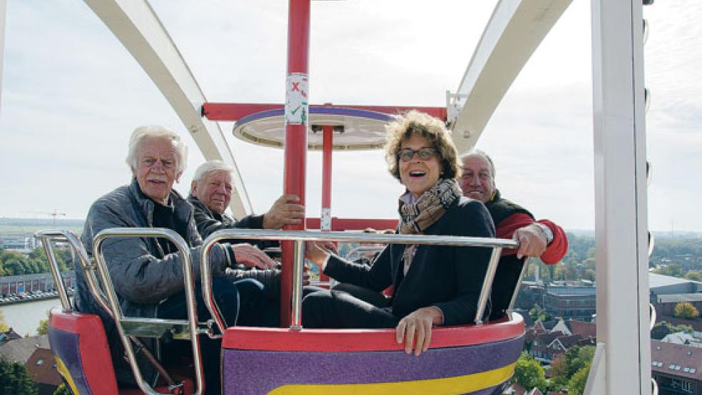 Hoch hinaus: Vom Riesenrad aus verschafften sich Bürgermeisterin Beatrix Kuhl (2. von rechts) sowie die Schausteller Johnny Eden, Karl-Heinz Langenscheidt und Klaus Alberts (von links) einen Überblick über den Marktplatz. © Foto: Hanken