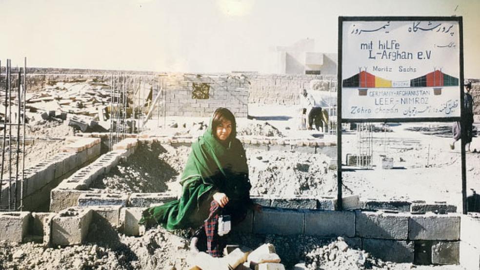Zohra Chopan betreute den Bau des Waisenhauses in Nimroz, damit die Kinder nicht mehr wie im oberen Bild zu sehen, auf der Straße leben müssen. © 
