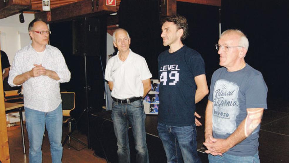 Die Runde der Autoren: Gastgeber Norbert Fiks (links) bei der Begrüßung von (von links) Andreas Brandhorst, Uwe Post und Uwe Hermann. »Perry Rhodan«-Autor Kai Hirdt steckte im Stau und traf erst mit Verspätung in Leer ein. © Foto: Hoegen