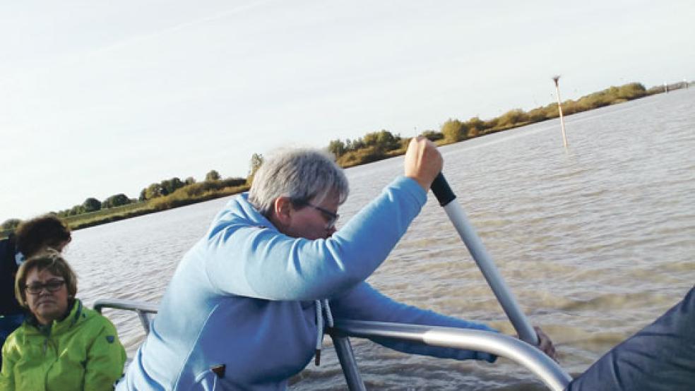 Auch Elke Kramer griff zum Paddel, als der Friesenfähre kurz vor Mitling-Mark der Treibstoff ausging. © Privat