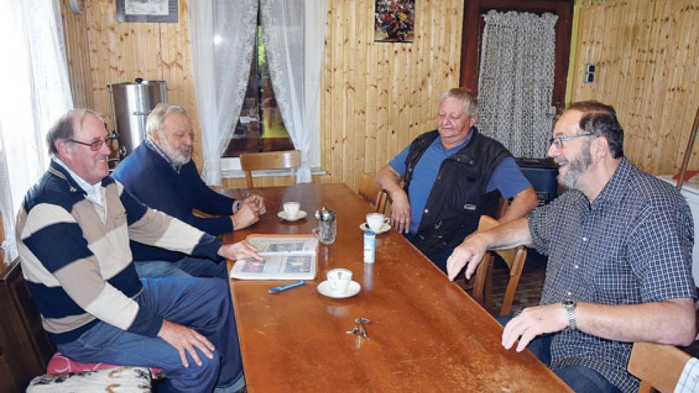 Ein dicker Ordner mit allen Erinnerungen sorgt in der Runde immer wieder für Erheiterung.  © Foto: Hilbrands