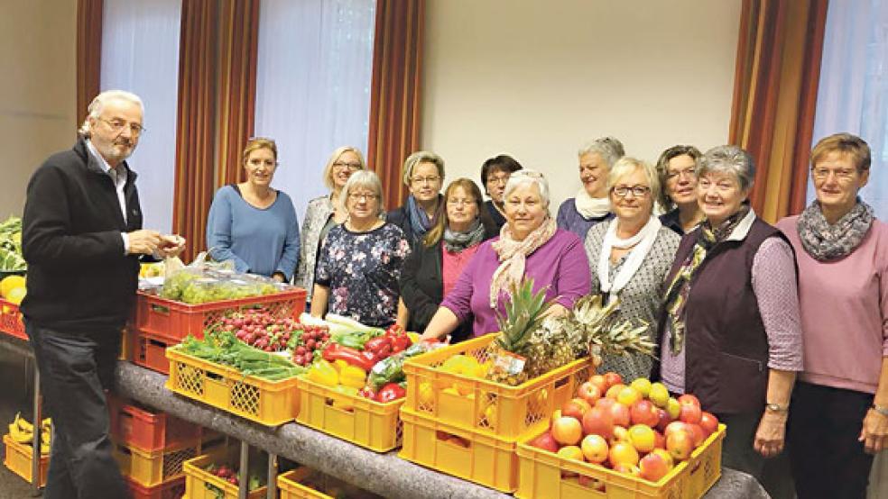 Zum ersten Mal wurden Lebensmittel Anfang Oktober auch in Bunde an Bedürftige ausgegeben. Viele ehrenamtliche Helfer packten bei der Premiere im Gemeindehaus der ev.-ref. Kirchengemeinde kräftig mit an (Bild).  © Foto: privat