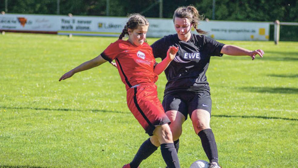 Neele Geyken (links) traf als einzige für den SV Ems Jemgum. © Archivfoto: Ostendorp