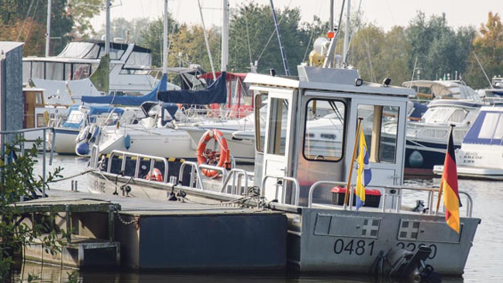 Die Friesenfähre wartet am Anleger im Sportboothafen Weener auf ihren nächsten Einsatz. © Foto: Hanken
