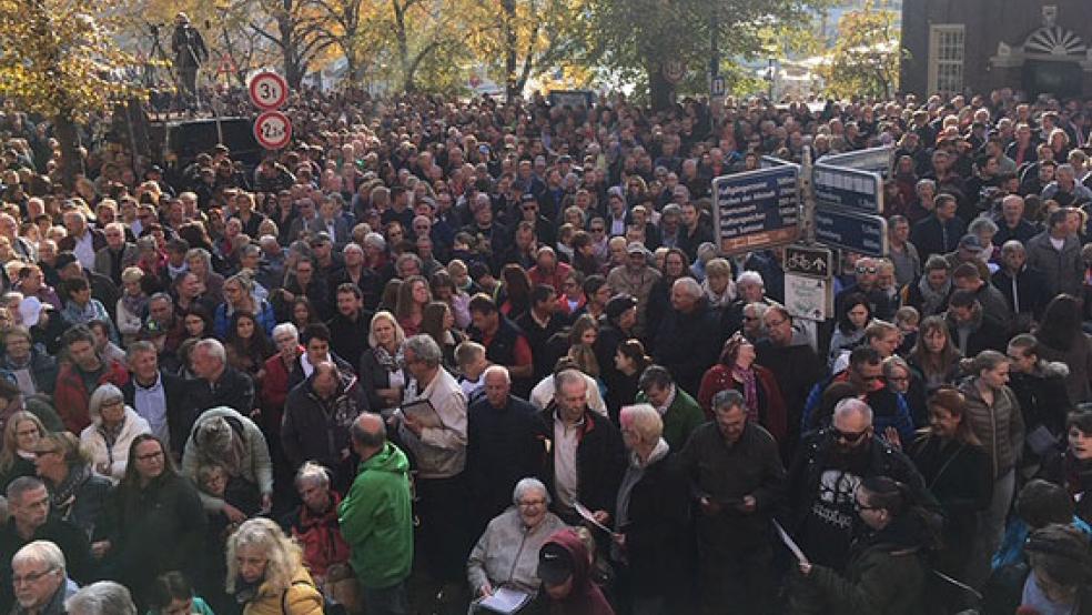 Menschenmassen vor dem historischen Rathaus: Der Gallimarkt in Leer wird gerade eröffnet. © Foto: Boelmann
