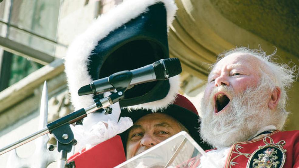 Der Auftritt von Trevor Heeks bei der Gallimarkt-Eröffnung hat schon Kultstatus. Der »Towncrier« der Leeraner Partnerstadt Trowbridge zog die Masse mit seiner lautstarken Lobshymne auf Leer in den Bann. © Foto: Hanken